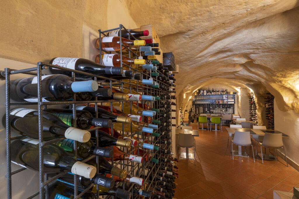la-Gattabuia-Vineria-in-Grotta-Sala-Interni-Tufo-Vino-Aglianico-Degustazioni-Ristorante-Sassi-di-Matera